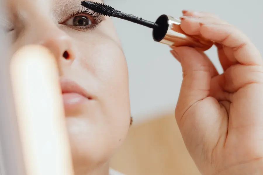 donna che si trucca al corso di self make up di studio Alma