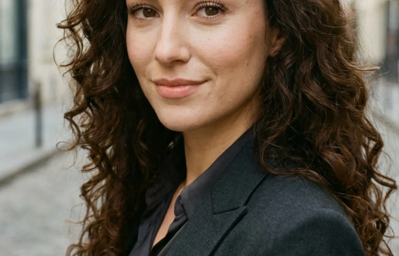 Ritratto di donna dall’aria professionale e naturale per una lezione su come imparare a truccarsi