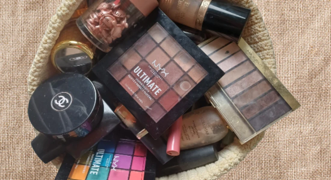 cesto di trucchi per il make up non utilizzati e disordinati